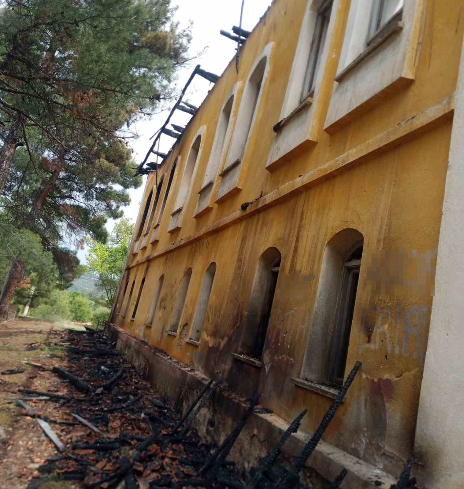 Cumhuriyetin ilk eğitim yuvalarından birisinin kül olması üzüntüye neden oldu

