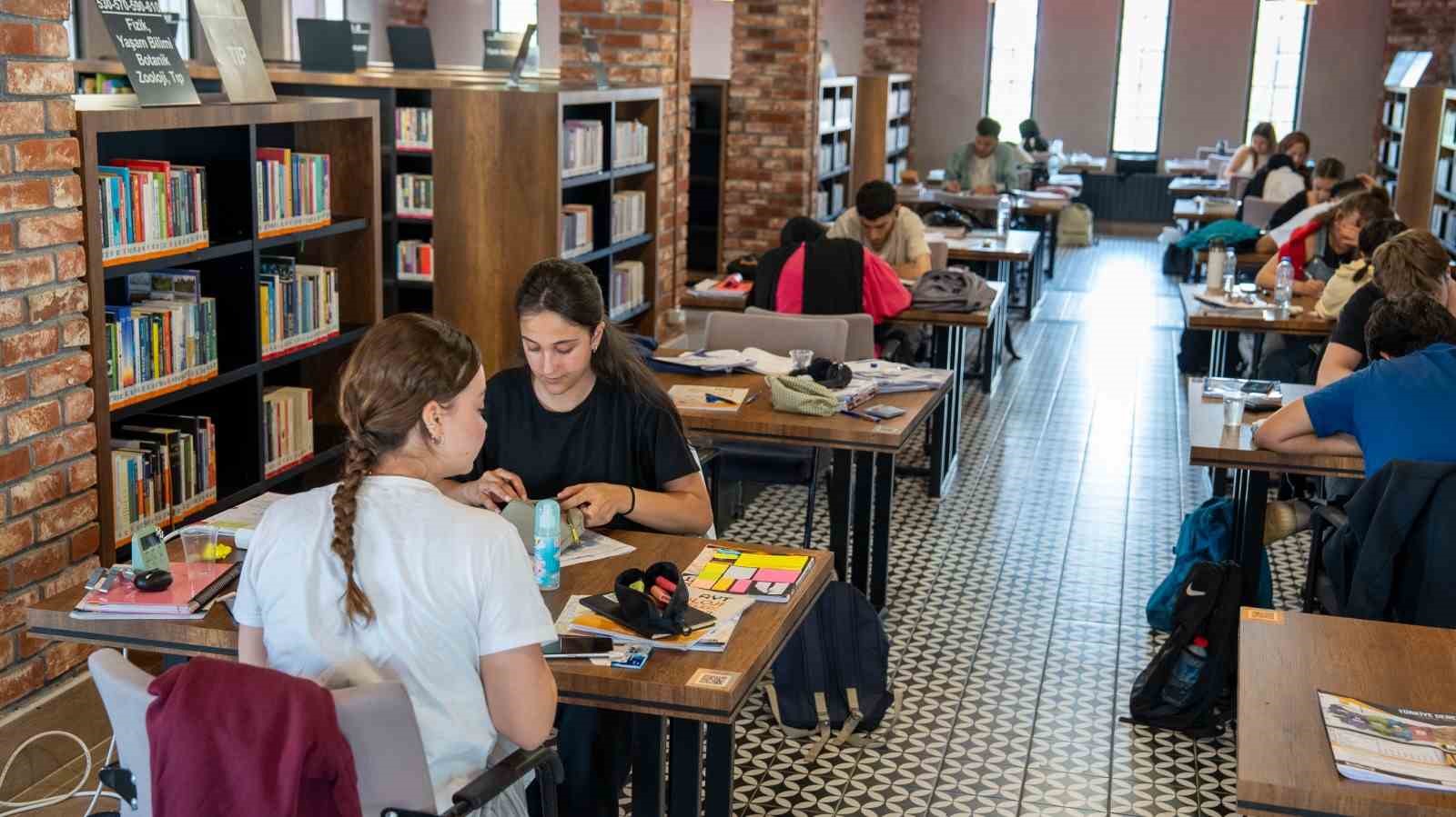 Kitaphane’de sınav yoğunluğu