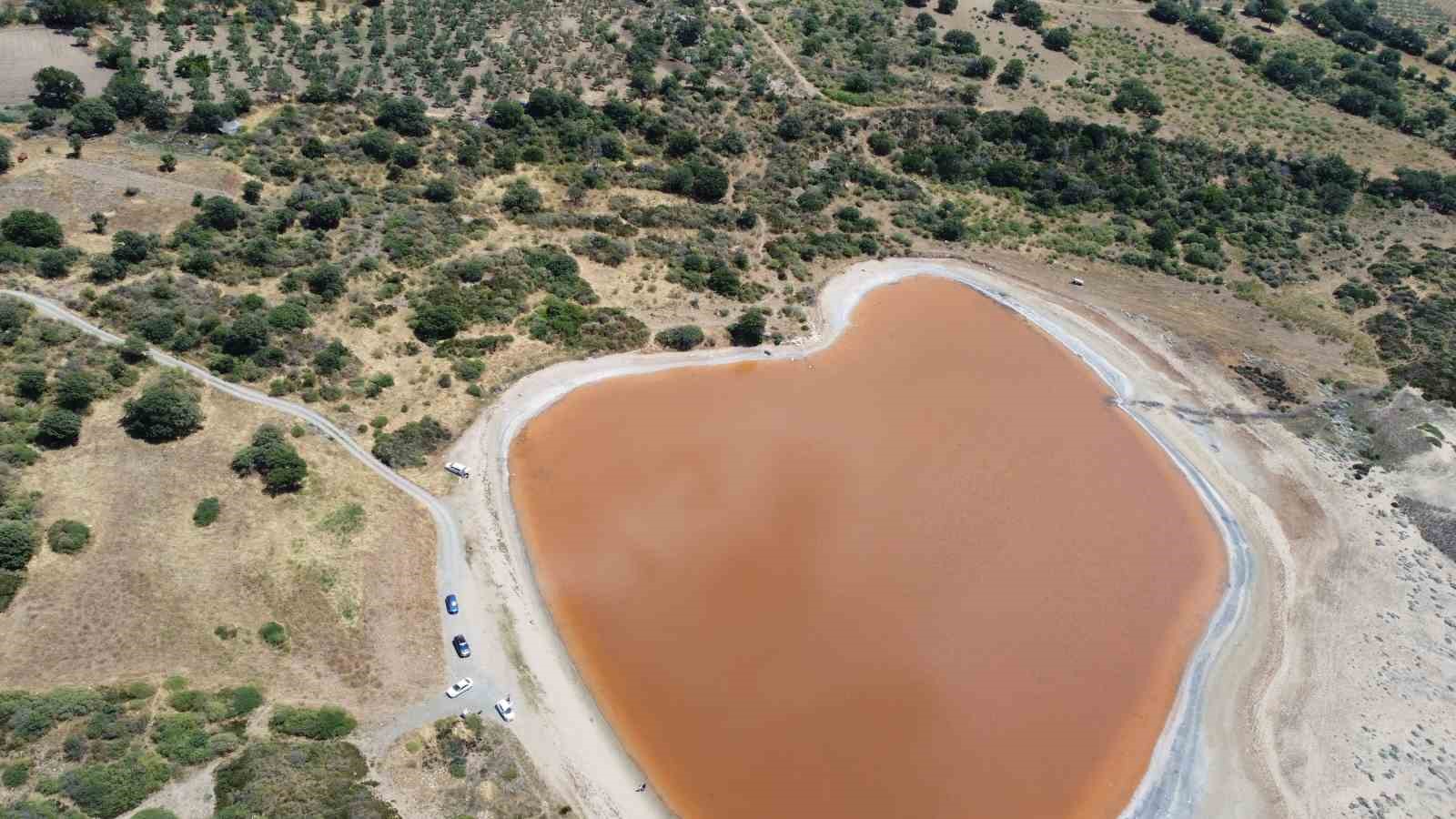 Çanakkale’de 2 bin yıllık antik liman kalpli pembe göle dönüştü
