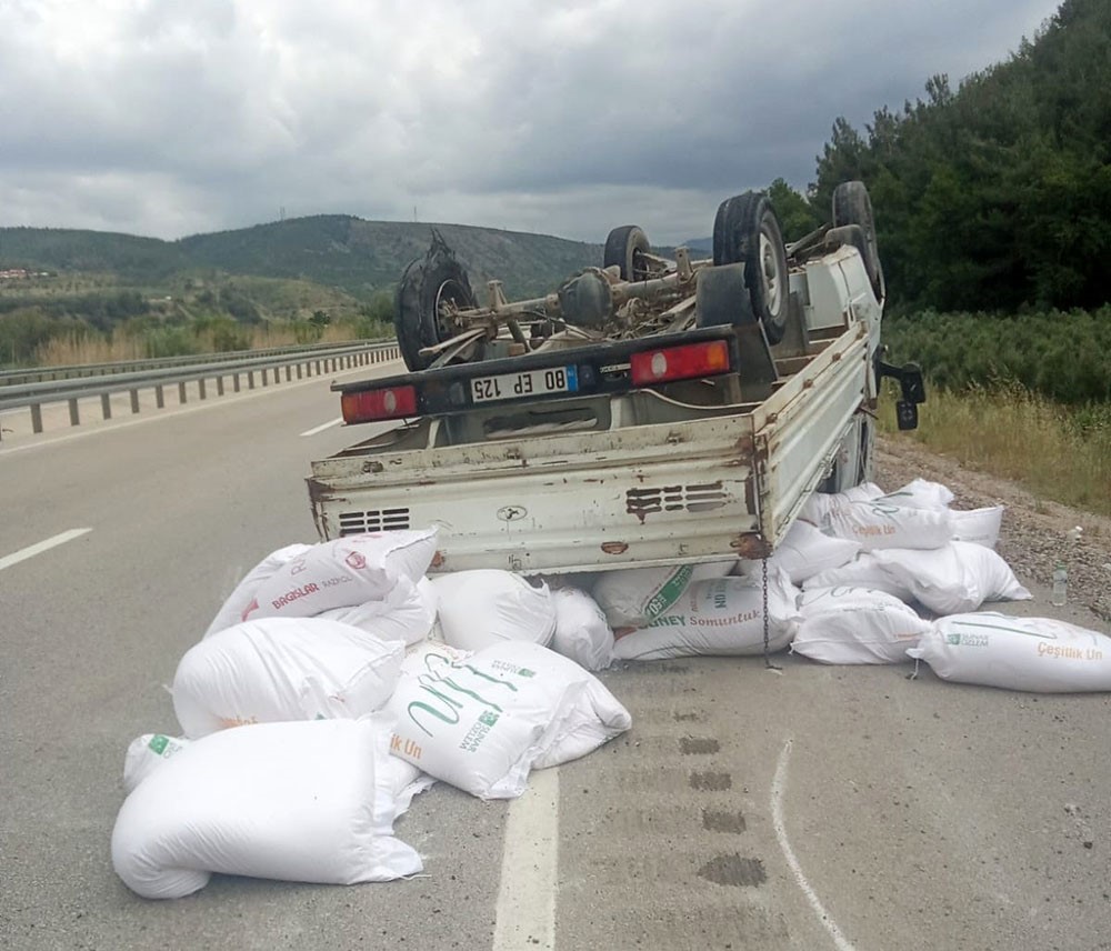 Lastiği patlayan kamyonet takla attı