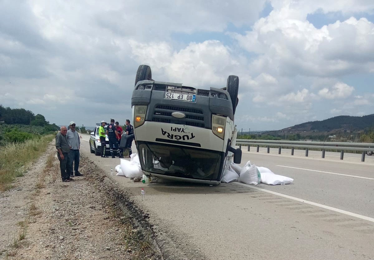 Lastiği patlayan kamyonet takla attı
