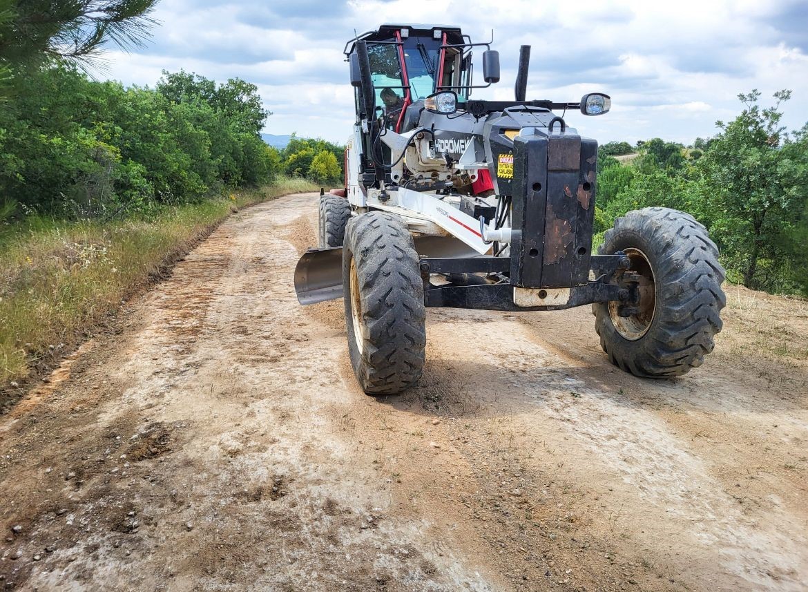 Balıkesir’de yangın emniyet şeritlerinin bakımı devam ediyor