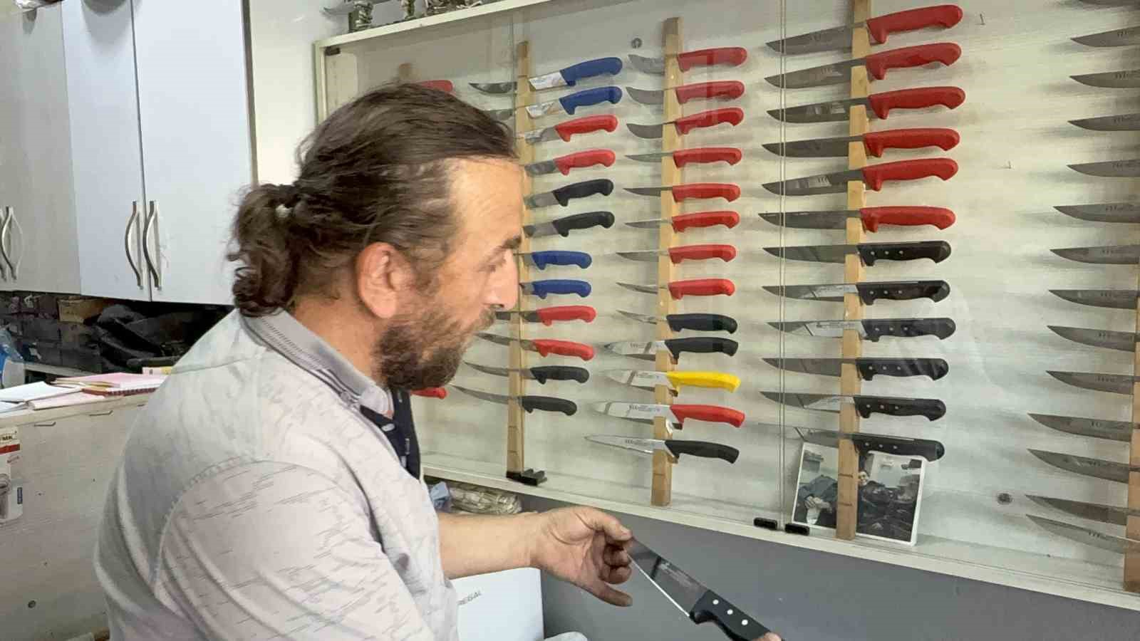 Kurban en rahat çelik bıçakla kesiliyor
