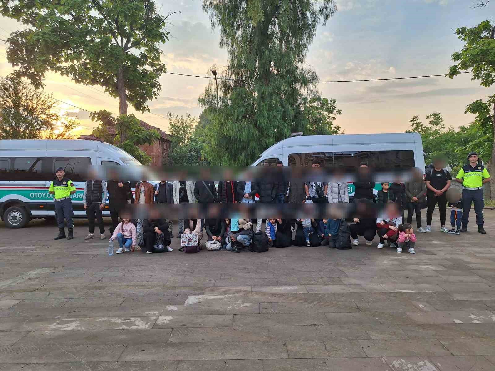 Aracı bırakıp kaçtı, 35 düzensiz göçmen yakalandı