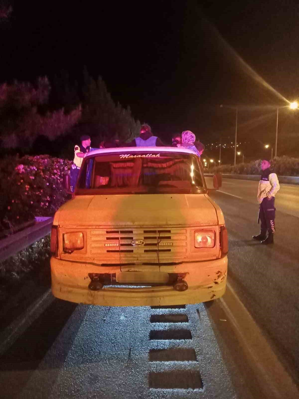 Aracı bırakıp ka&ccedil;tı, 35 d&uuml;zensiz g&ouml;&ccedil;men yakalandı
