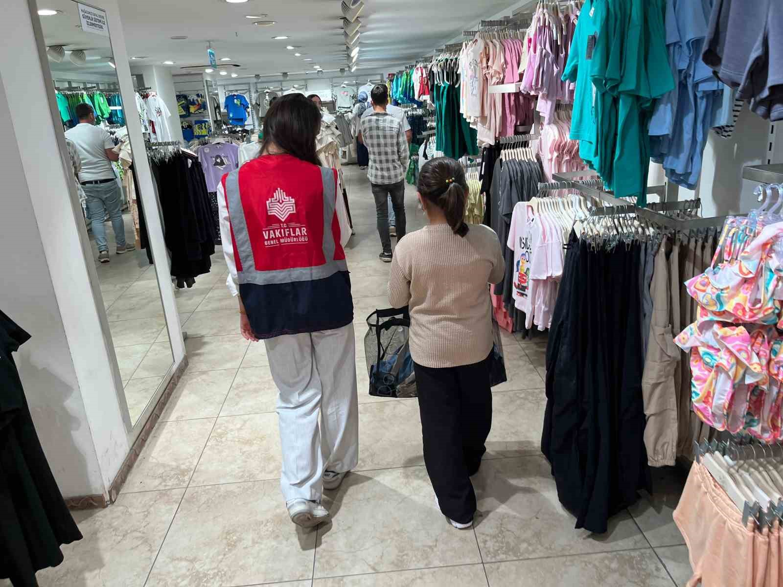İzmir Vakıflar’dan 624 minik kalbe bayram sevinci
