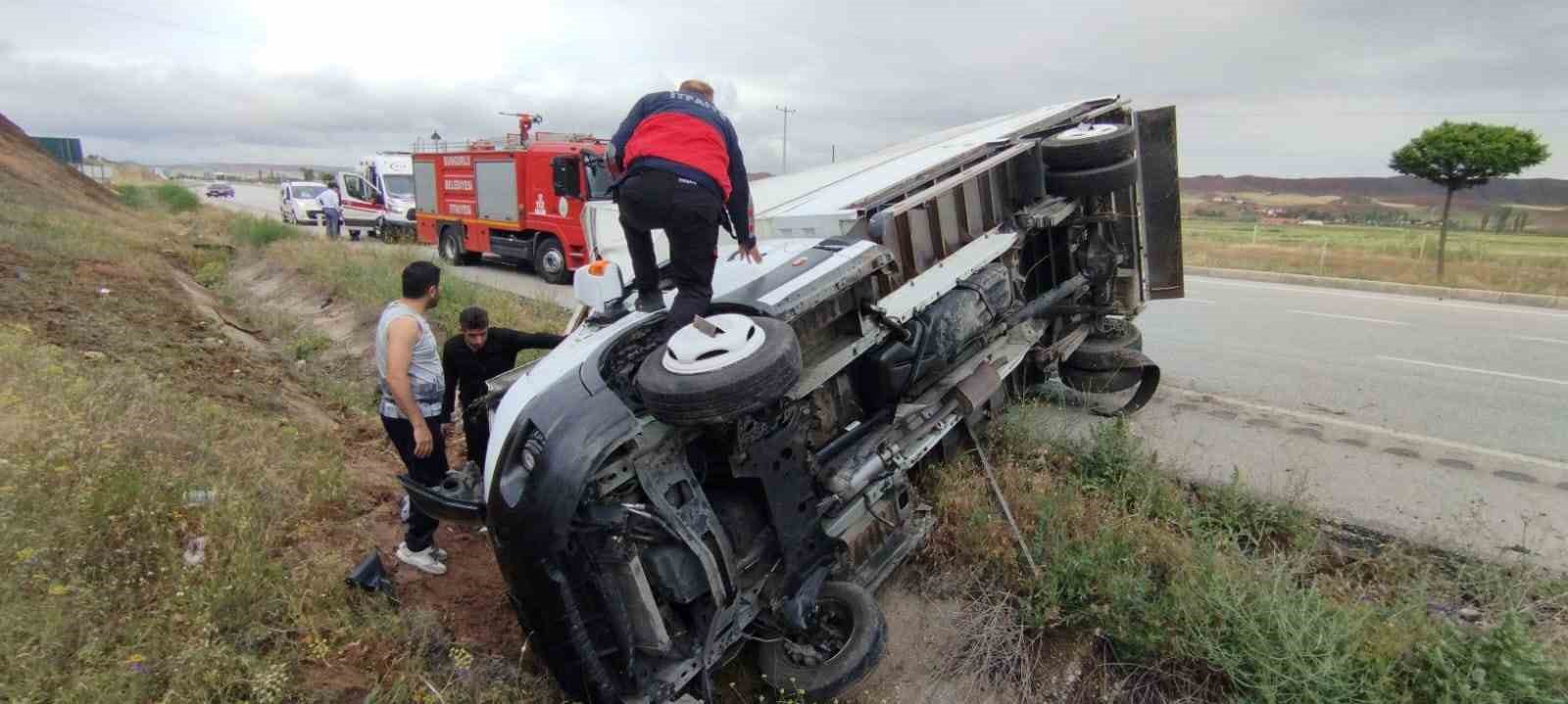Çorum’da devrilen kamyonetin sürücüsü yaralandı