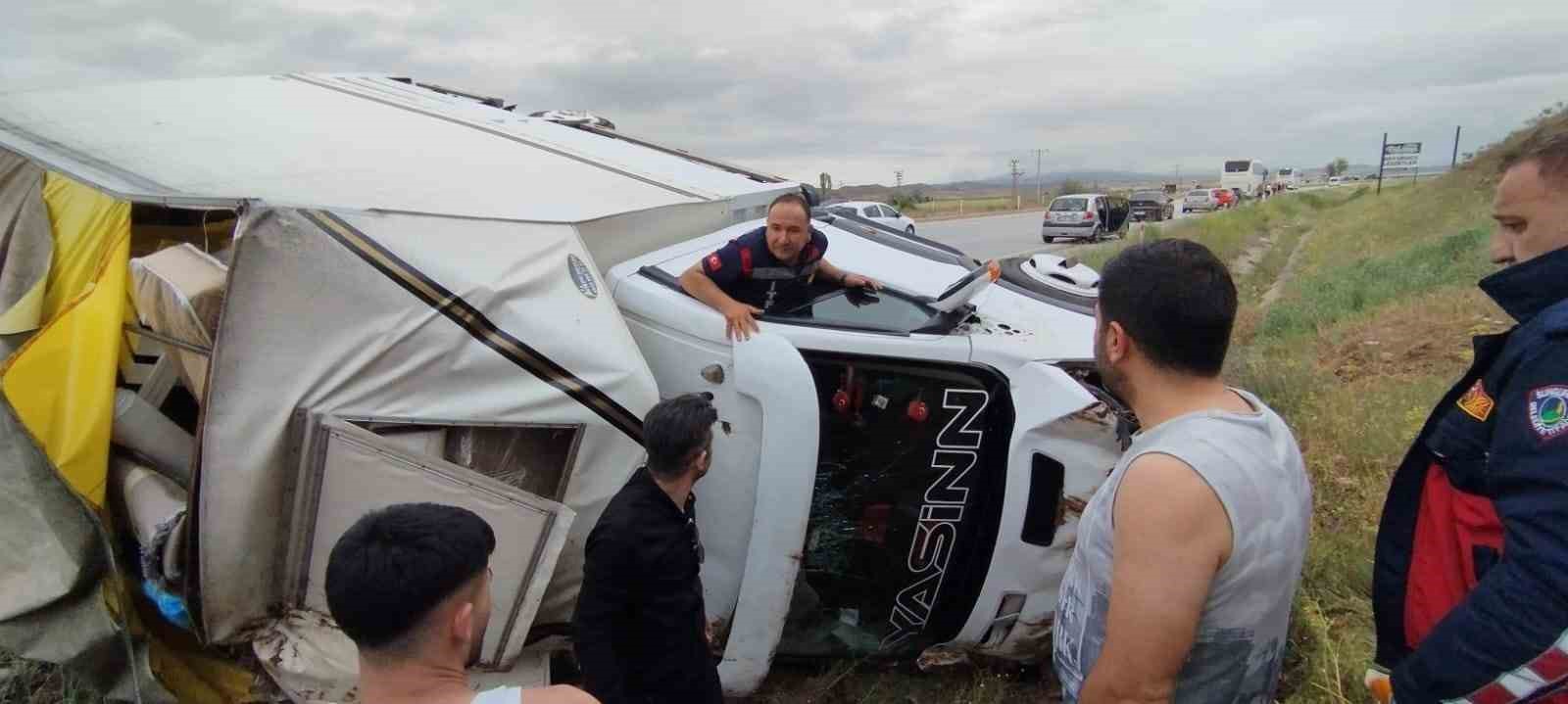 &Ccedil;orum&rsquo;da devrilen kamyonetin s&uuml;r&uuml;c&uuml;s&uuml; yaralandı

