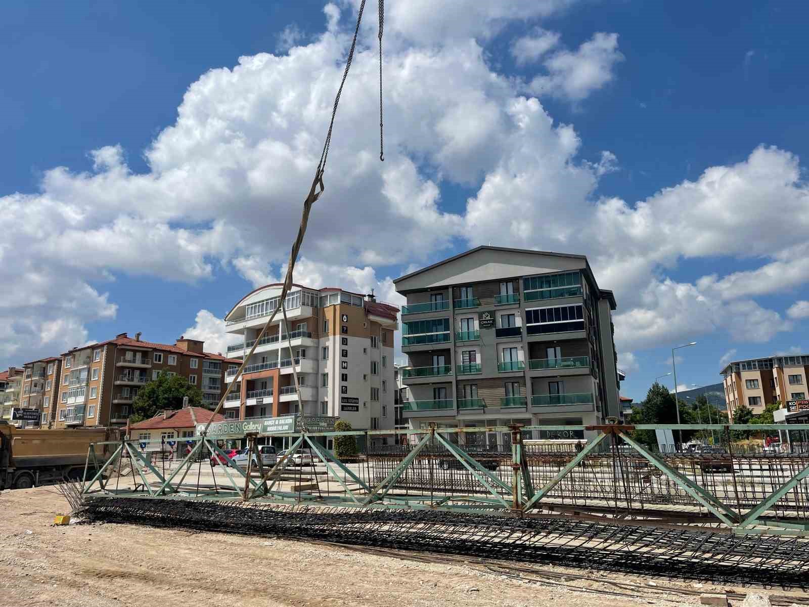 &Uuml;st ge&ccedil;it &ccedil;alışmasında vincin kaldırdığı demir y&uuml;kl&uuml; halat koptu: 3 iş&ccedil;i yaralandı
