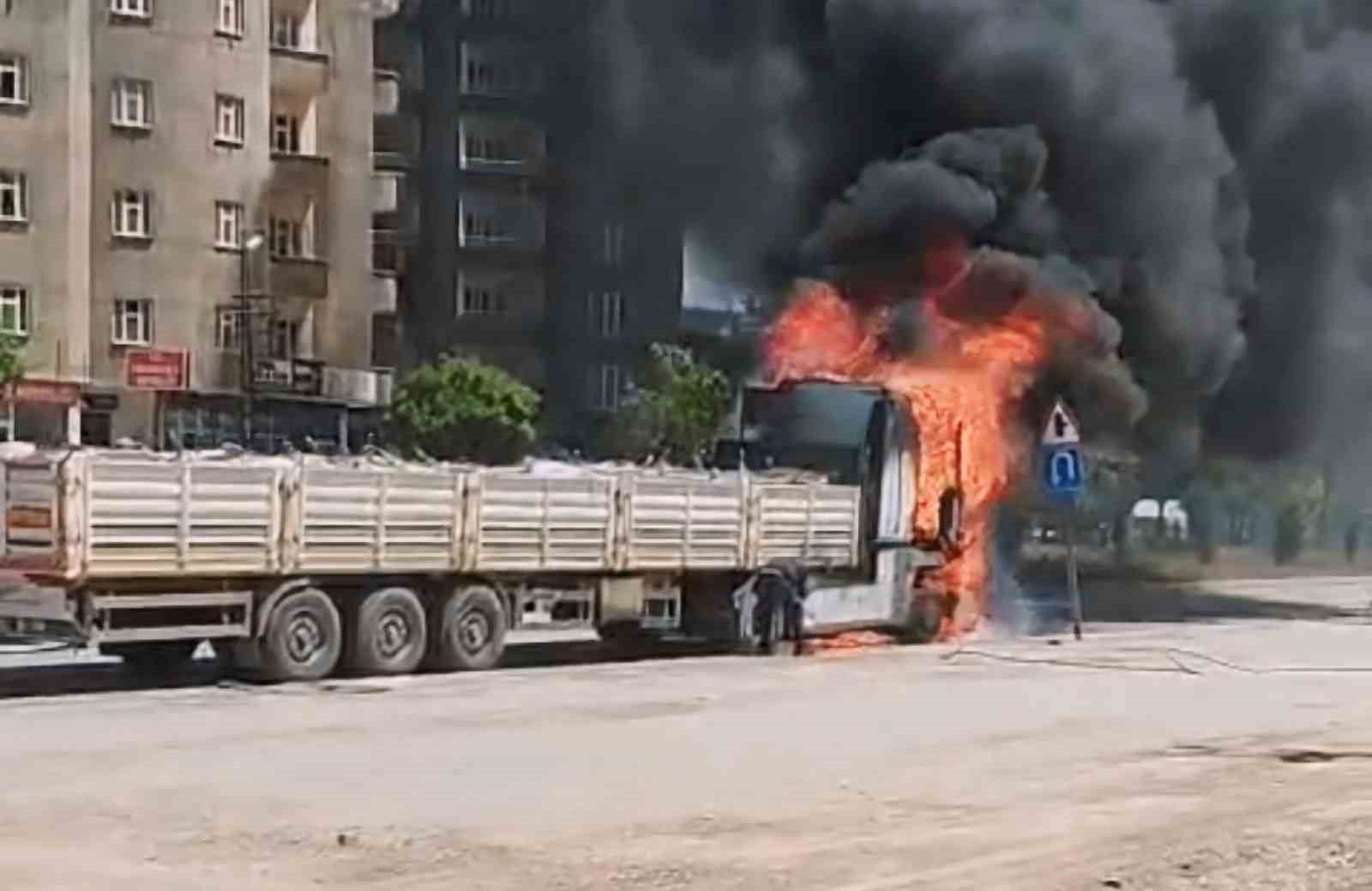 Yüksekova’da seyir halindeki tır alev alev yandı