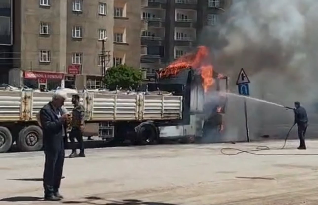 Y&uuml;ksekova&rsquo;da seyir halindeki tır alev alev yandı
