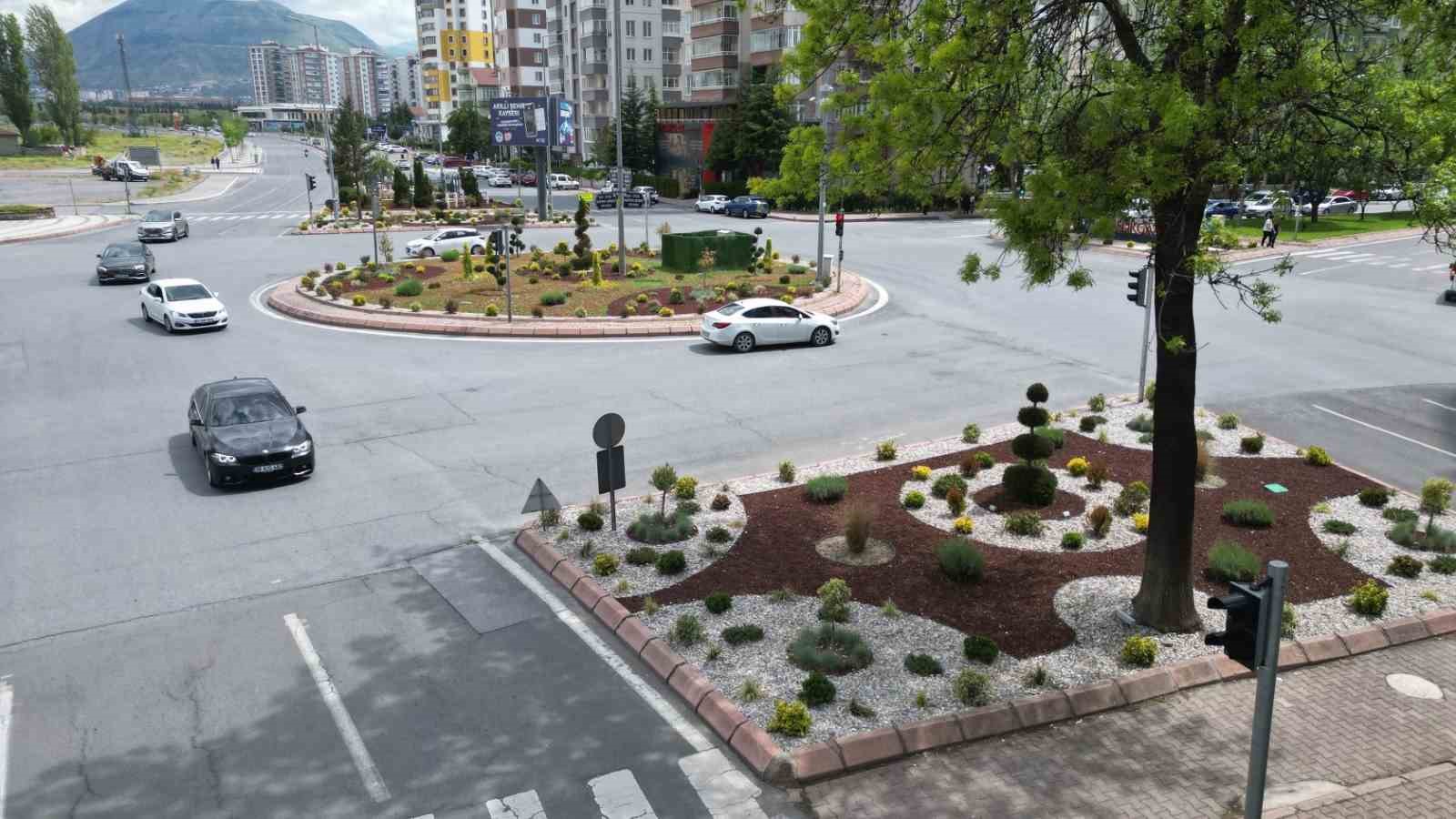 Melikgazi’de kavşak ve refüjler beğeni topladı