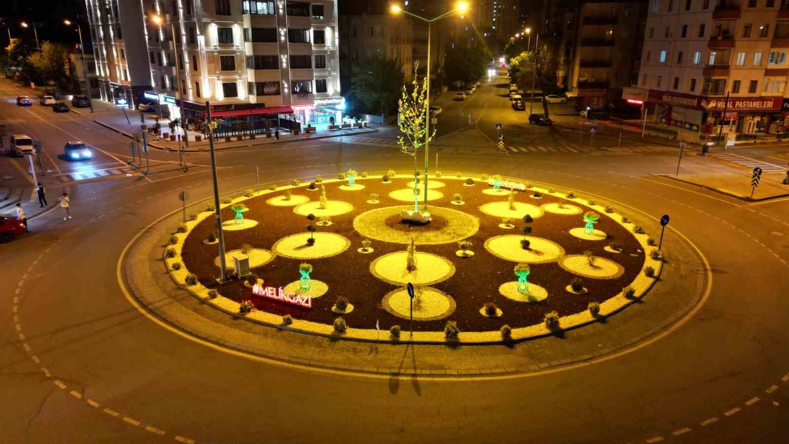 Melikgazi&rsquo;de kavşak ve ref&uuml;jler beğeni topladı
