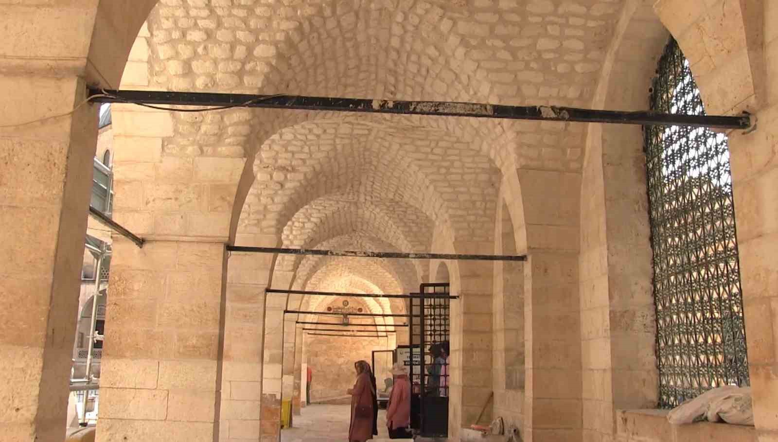 Deprem ve selde hasar g&ouml;ren tarihi yapılar yeniden ayağa kalkıyor
