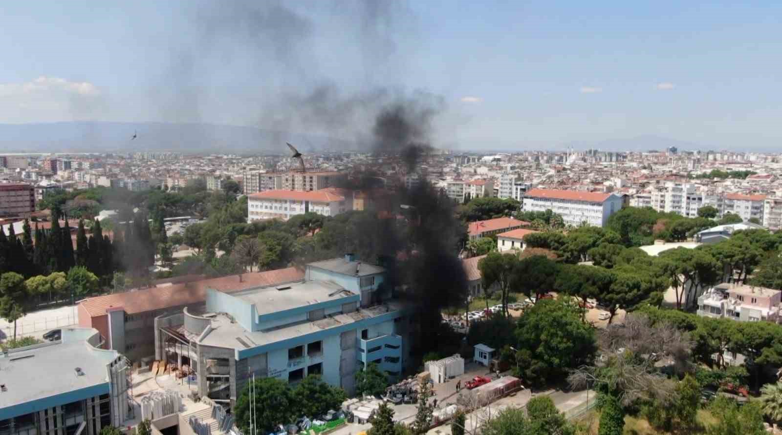 Kentin göbeğinden yükselen kara dumanlar panikletti