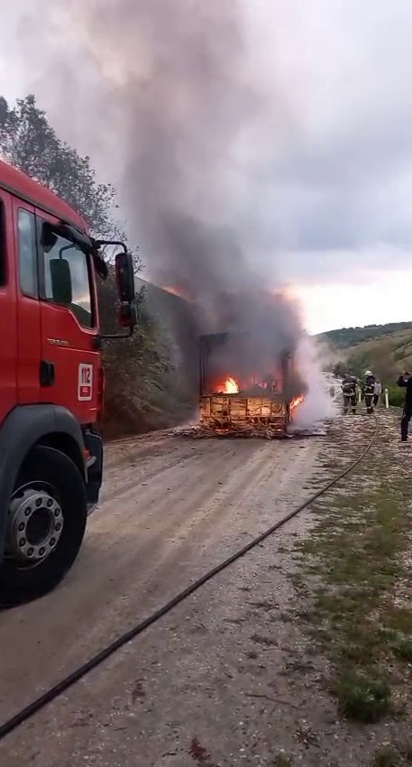 Aniden alev alan belediye otobüsü küle döndü