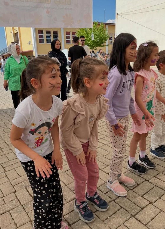 Gediz&rsquo;de &ccedil;ocuk şenliği coşkusu: minikler hem eğlendi, hem &ouml;ğrendi
