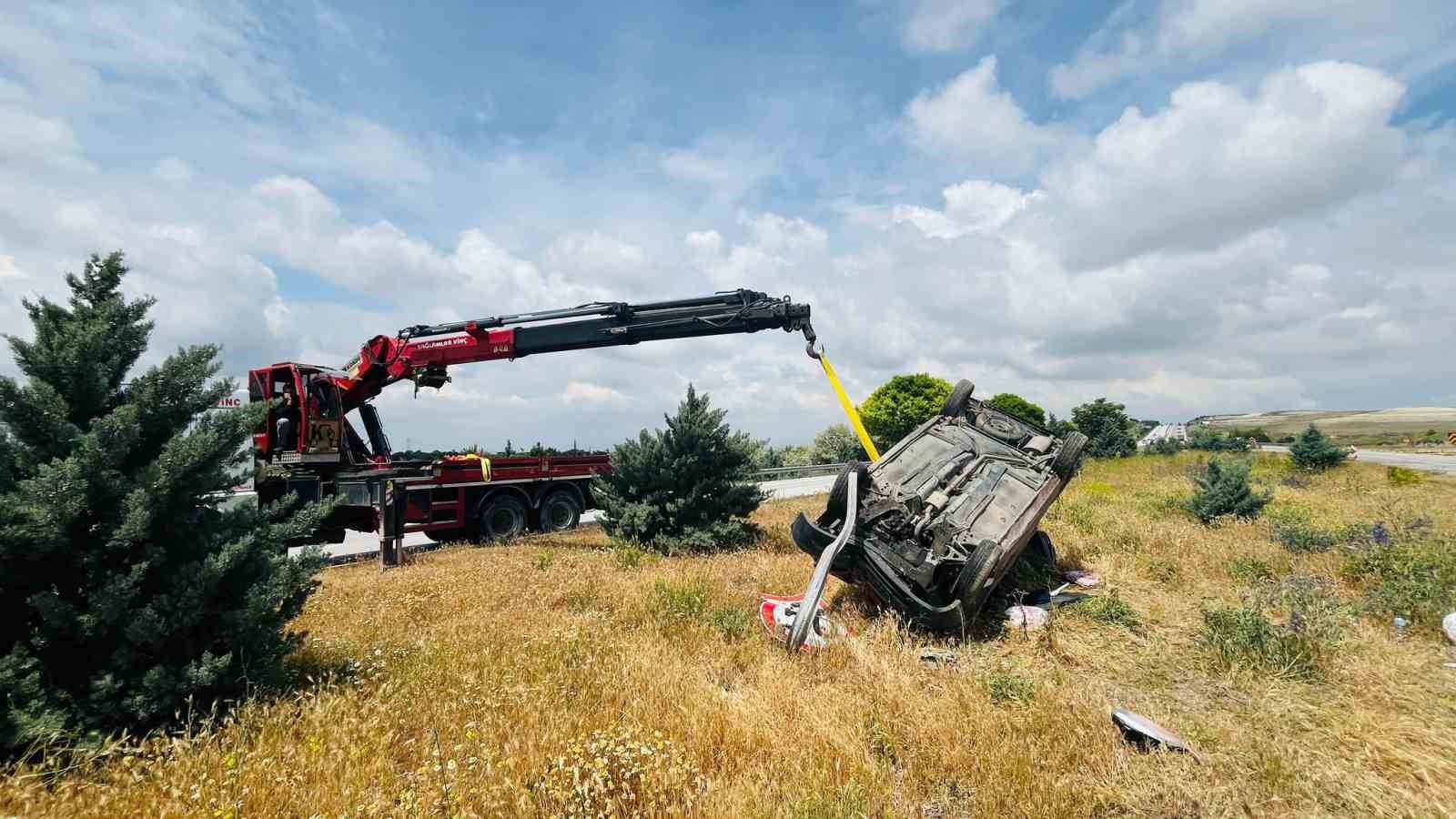 Devrilen hafif ticari araçta 2 kişi yaralandı