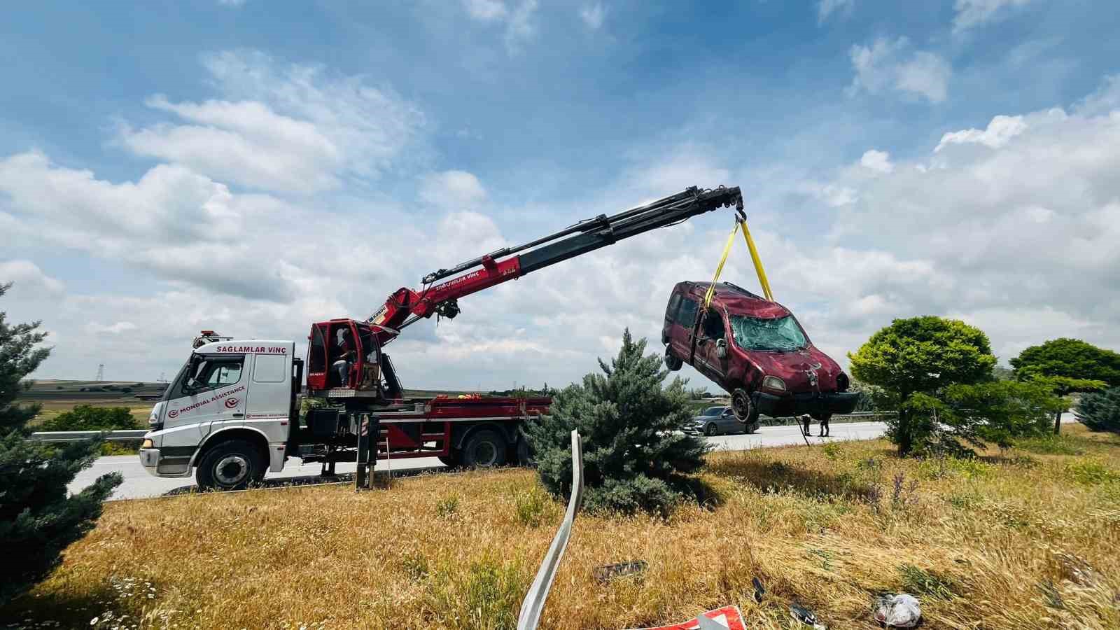 Devrilen hafif ticari ara&ccedil;ta 2 kişi yaralandı
