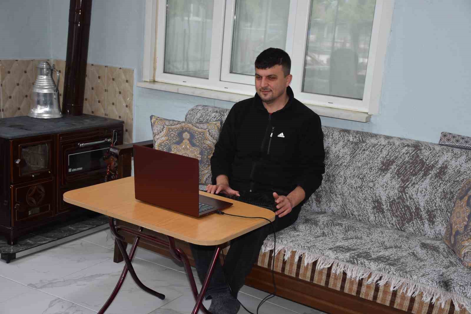 G&ouml;zleri g&ouml;rm&uuml;yor, kalemi hayata dokunuyor
