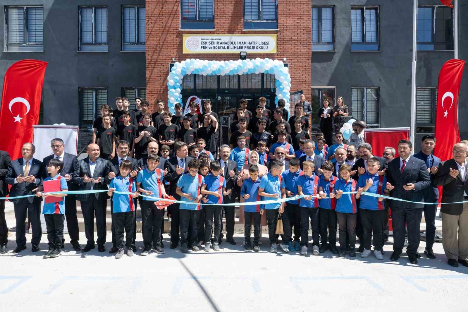 Vali Aksoy, Eskişehir Anadolu İmam Hatip Lisesi’nin açılış törenine katıldı