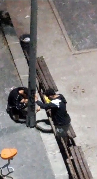 Sultangazi’de gençler aydınlatma direğini kırarak elektriği kesmeye çalıştı