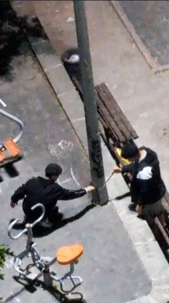 Sultangazi&rsquo;de gen&ccedil;ler aydınlatma direğini kırarak elektriği kesmeye &ccedil;alıştı
