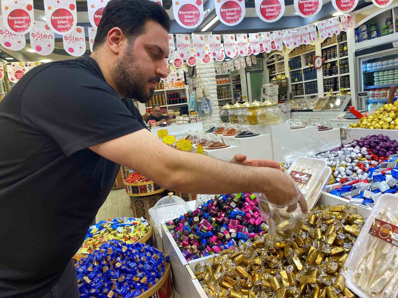 Elazığ’da bayram öncesi şekerler tezgahlardaki yerini aldı