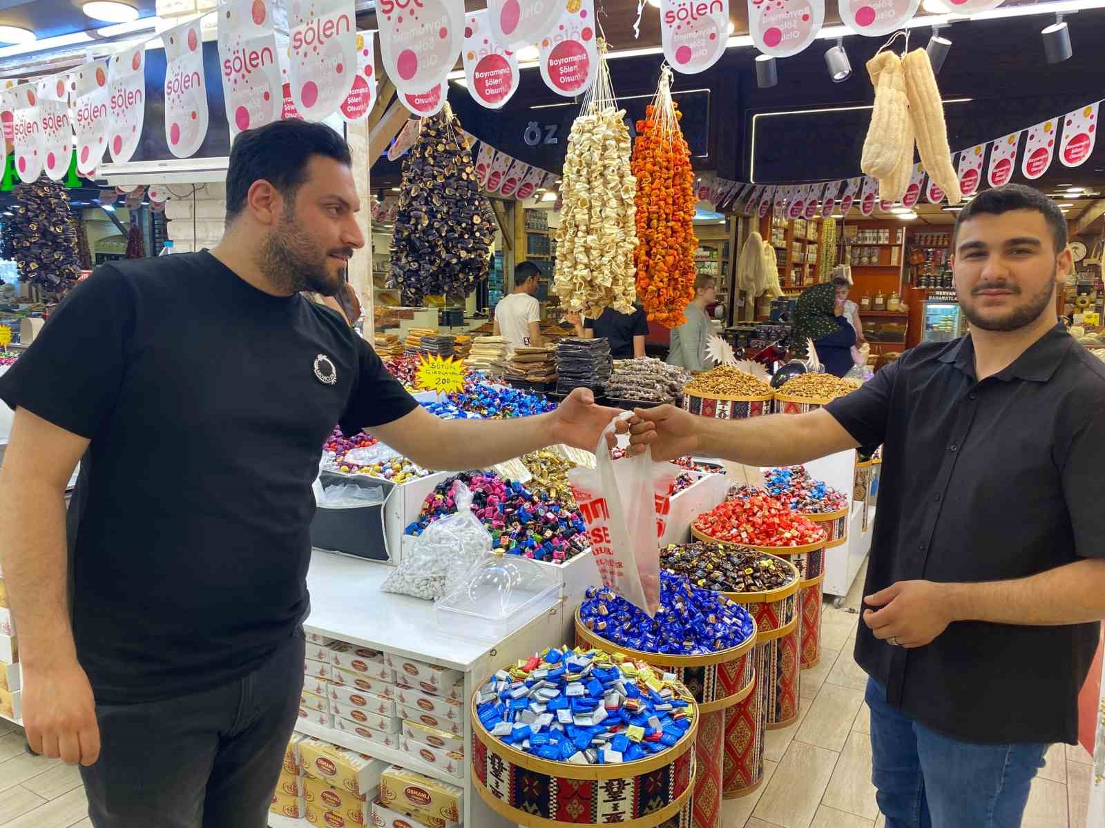 Elazığ&rsquo;da bayram &ouml;ncesi şekerler tezgahlardaki yerini aldı
