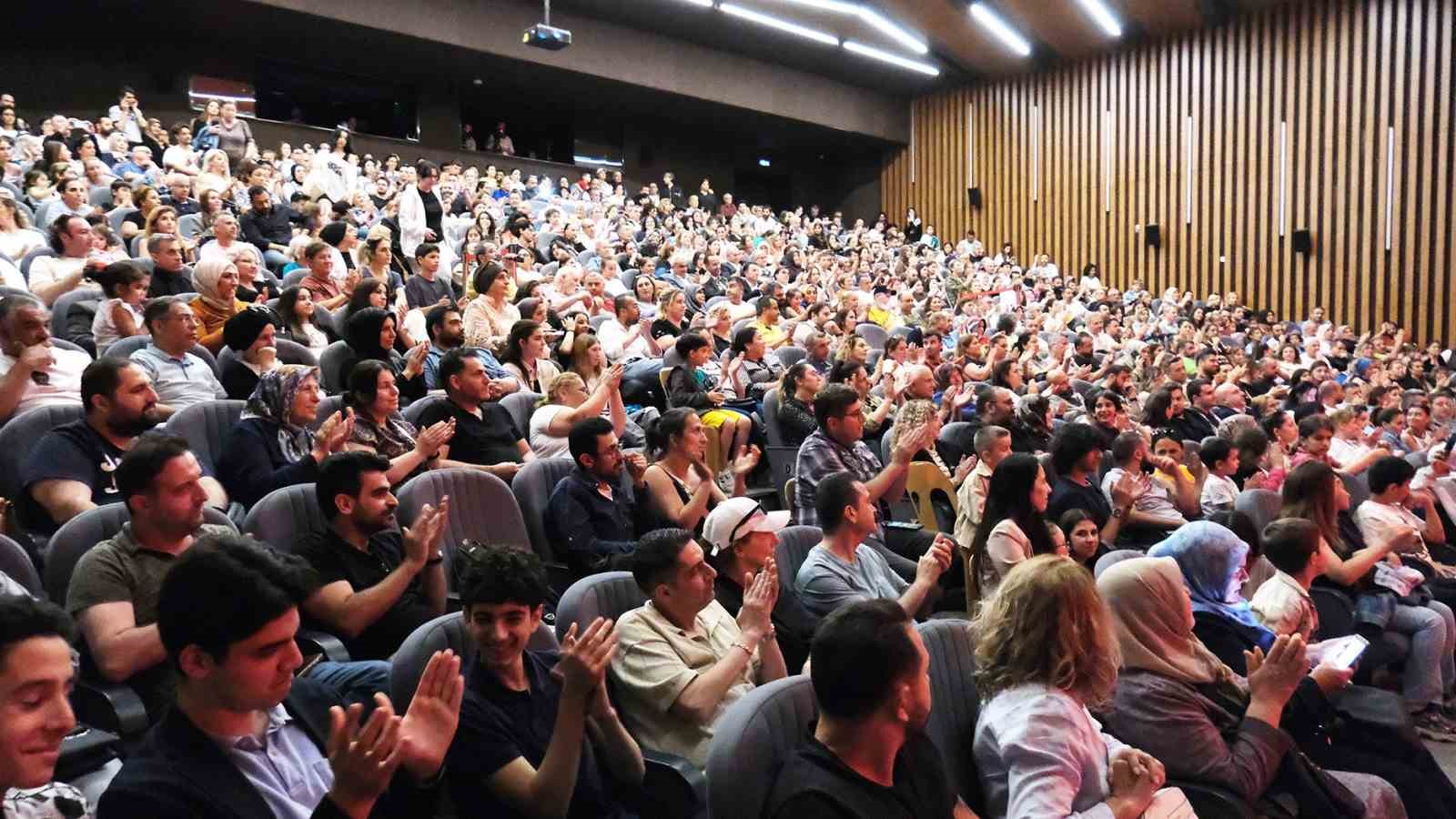 Altınk&ouml;pr&uuml; Halk Dansları Topluluğu, yeteneklerini sergiledi
