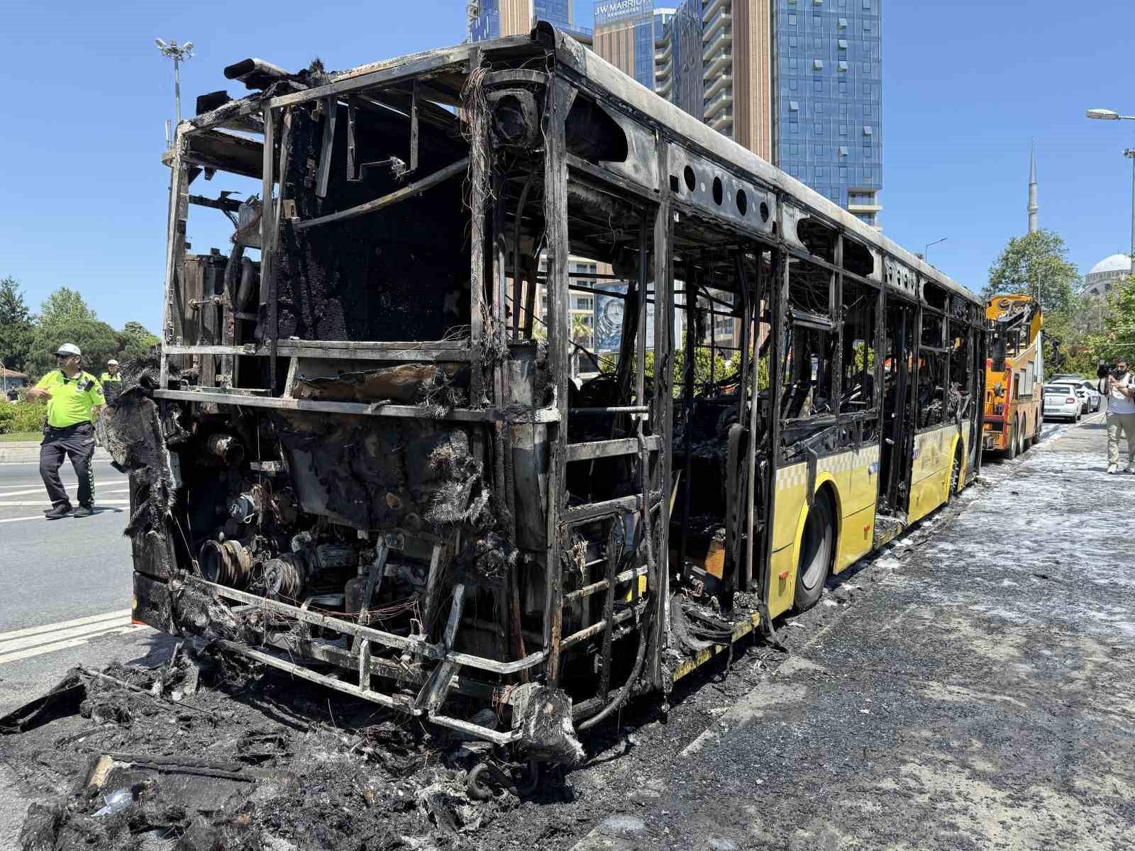 Sarıyer’de İETT otobüsü alevlere teslim oldu