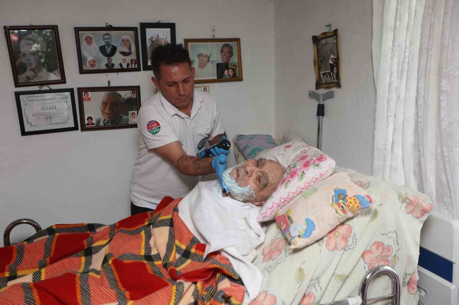 Muğla Büyükşehir Belediyesi&rsquo;nin evde bakım hizmetiyle bayram sevinci kapıya geldi