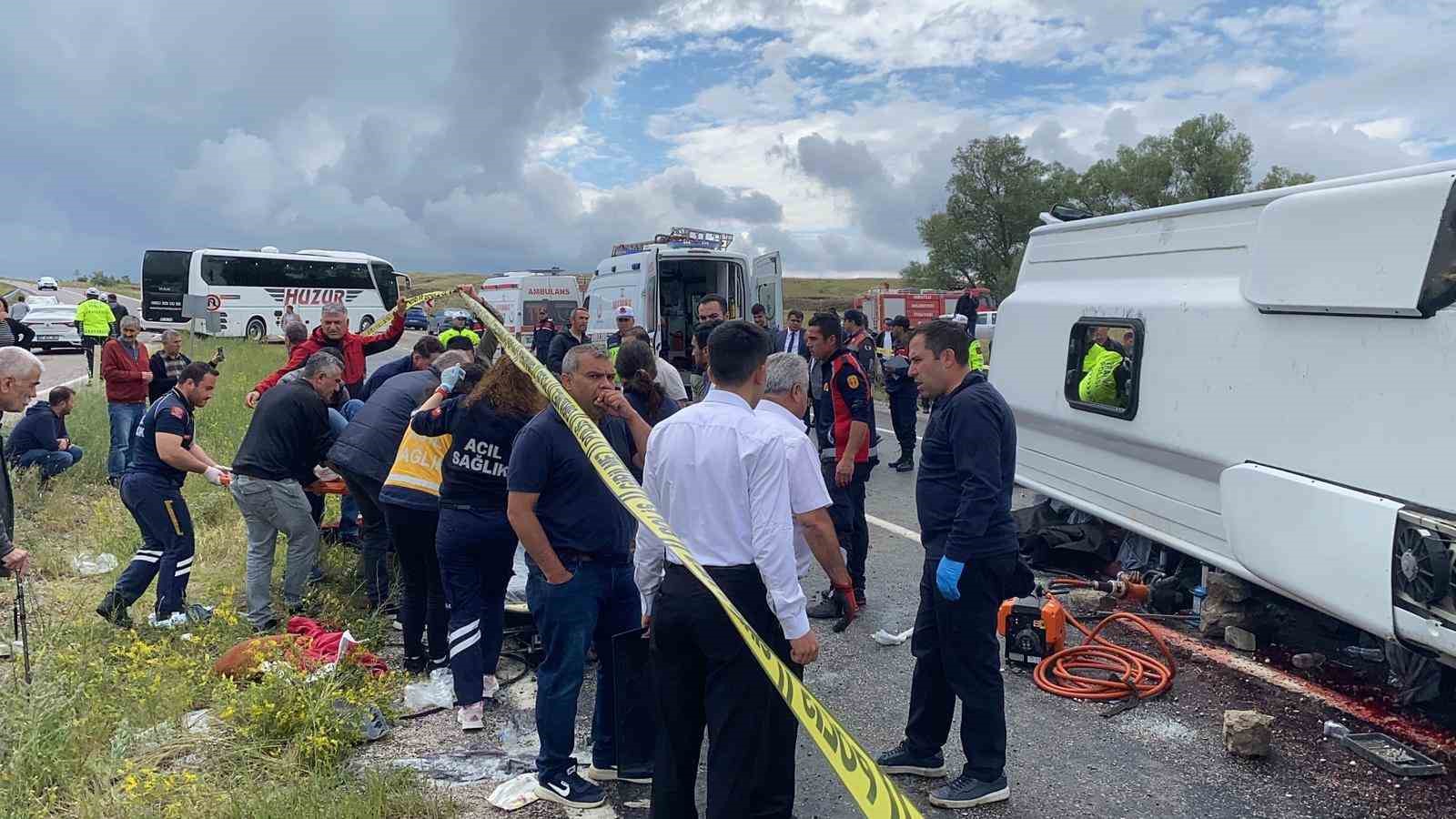Midibüs şarampole devrildi: 2 ölü, 27 yaralı
