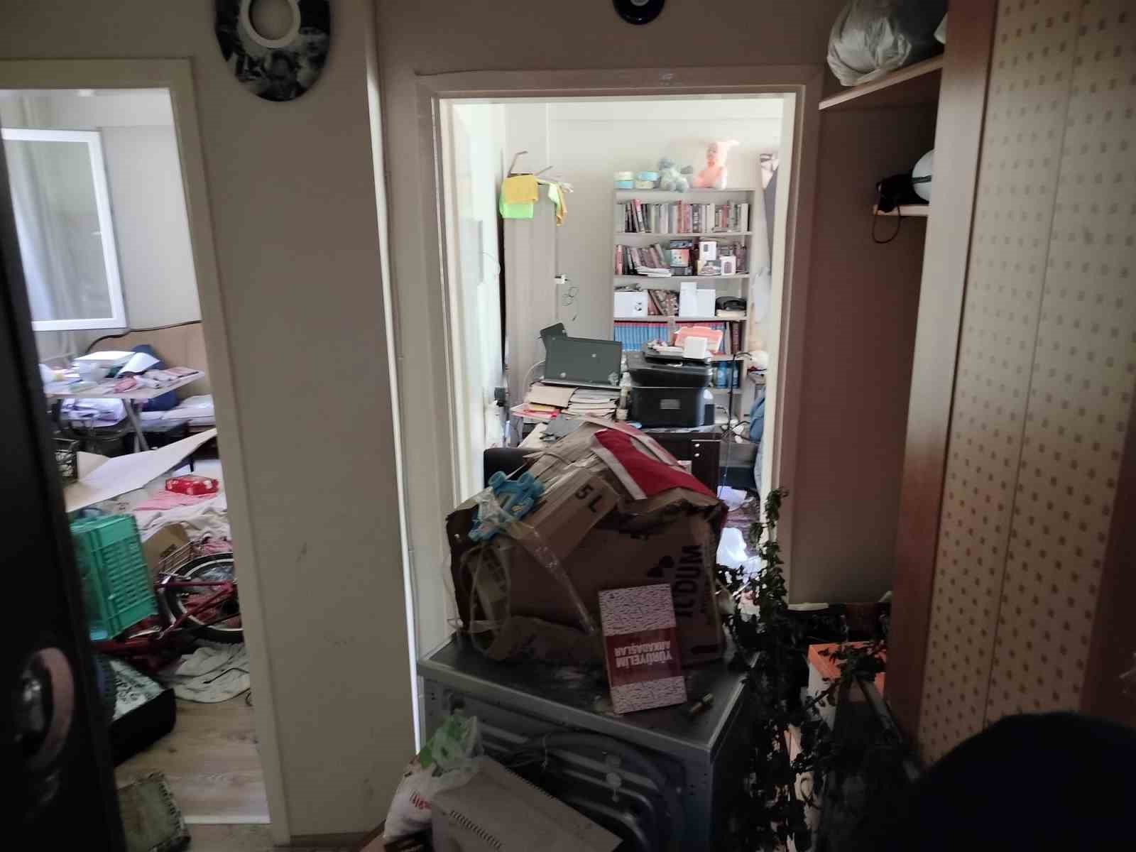 Emekli doktorun çöp eve dönen dairesi temizlendi