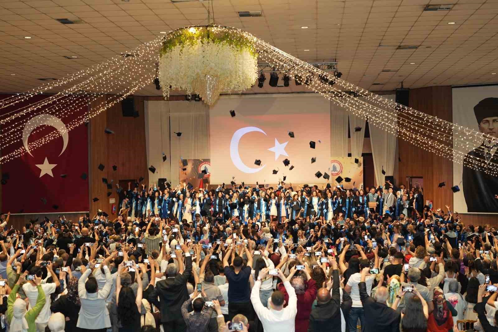 Zonguldak Bülent Ecevit Üniversitesi Kdz. Ereğli mezunlarını geleceğe uğurladı