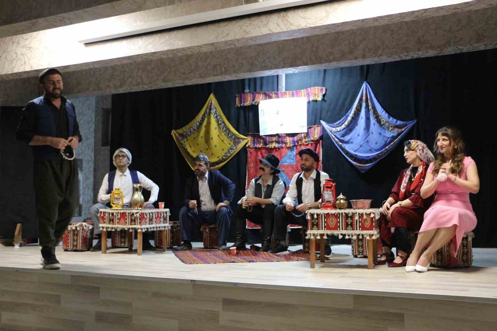 Şemdinli’de ’Komşu Köyün Delisi" tiyatro oyunu sahnelendi