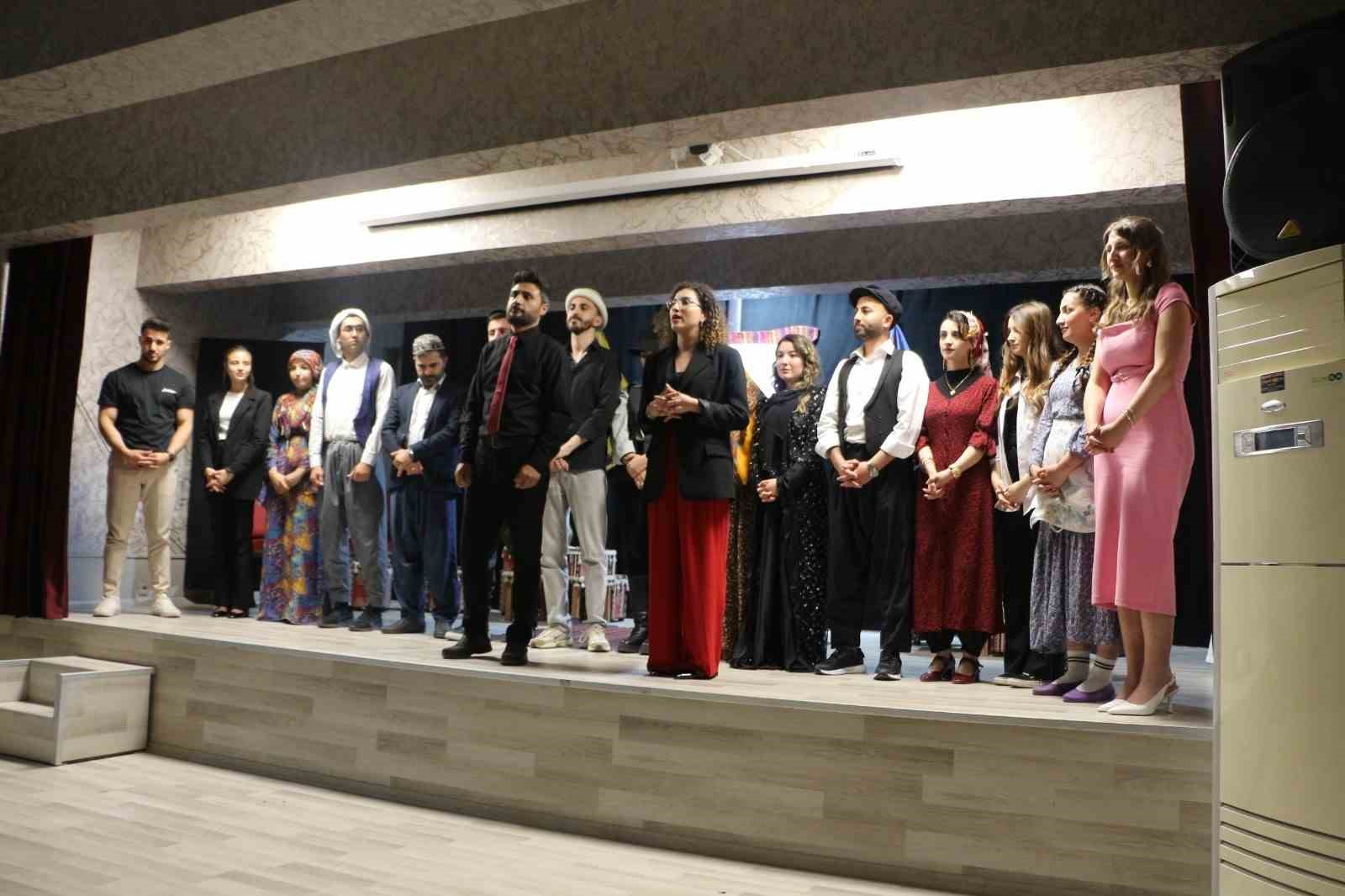 Şemdinli&rsquo;de &rsquo;Komşu K&ouml;y&uuml;n Delisi" tiyatro oyunu sahnelendi
