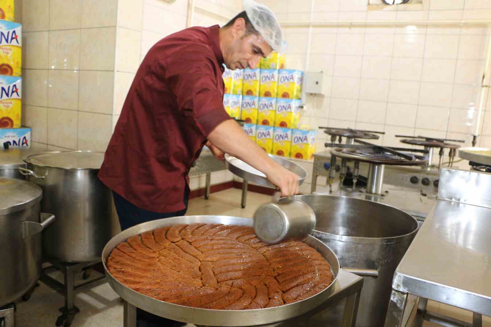 Diyarbakır&rsquo;da tatlılar kurban bayramı i&ccedil;in hazırlanıyor
