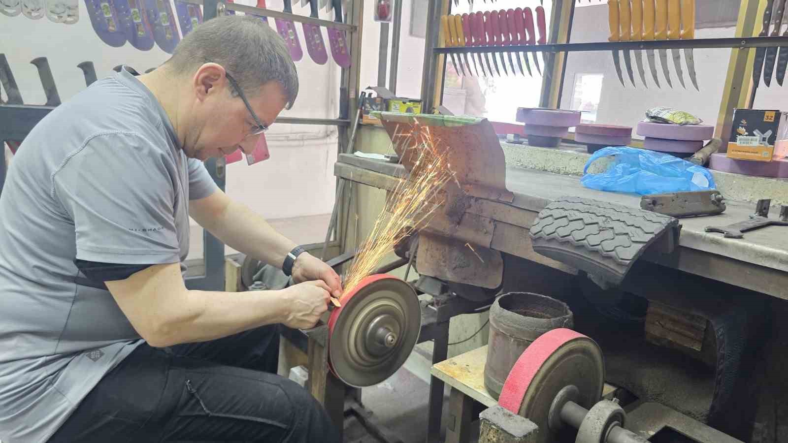 Bandırma’da bıçak bileme ustaları uzun mesaide