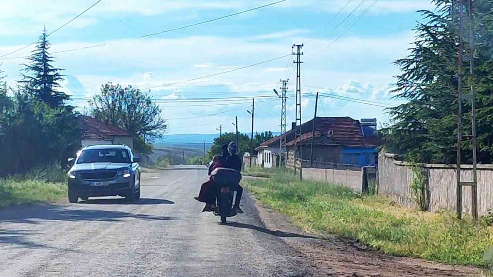 Motosikletle tehlikeli yolculuk cep telefonu kamerasına yansıdı
