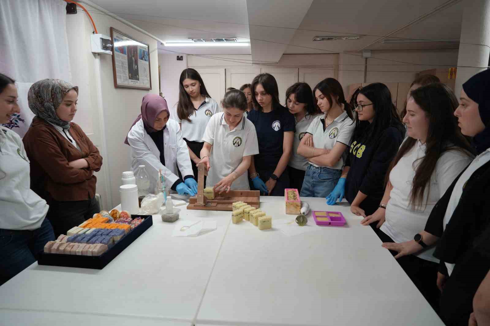 Lise öğrencileri kenevirin zararsız yüzü ile tanıştı, kenevirden sabun yaptı