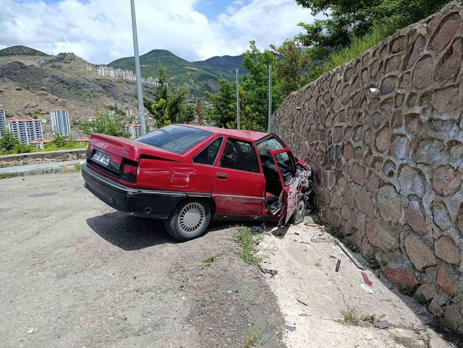 Gümüşhane’de otomobil duvara çarptı: 2 yaralı