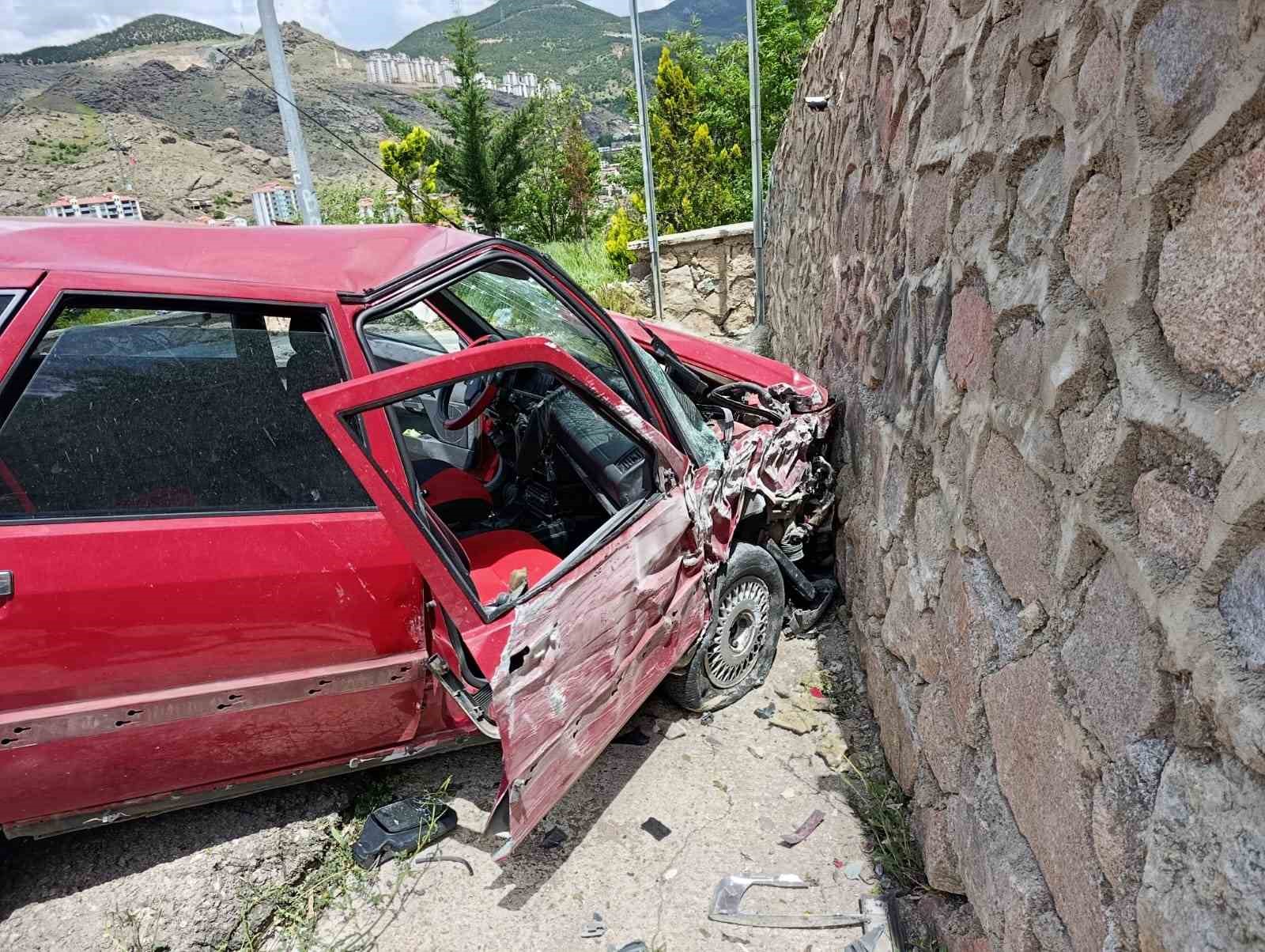 Gümüşhane’de otomobil duvara çarptı: 2 yaralı
