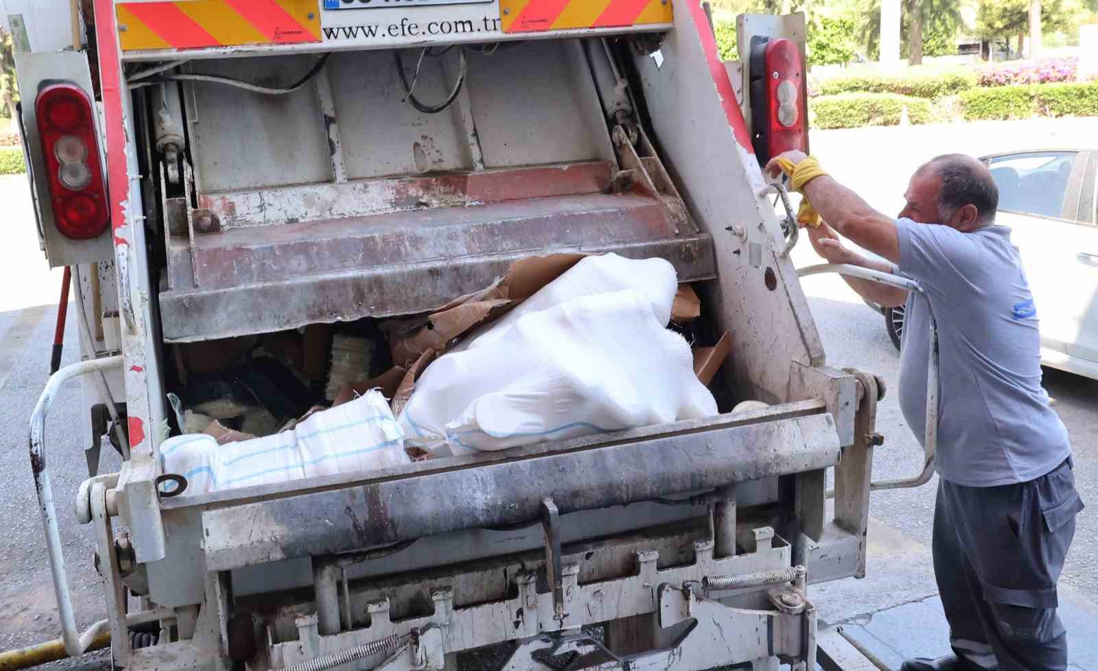 Otobüs Terminali’nde usulsüz taşınan 700 kilogram peynir çöp kamyonu çağrılarak imha edildi