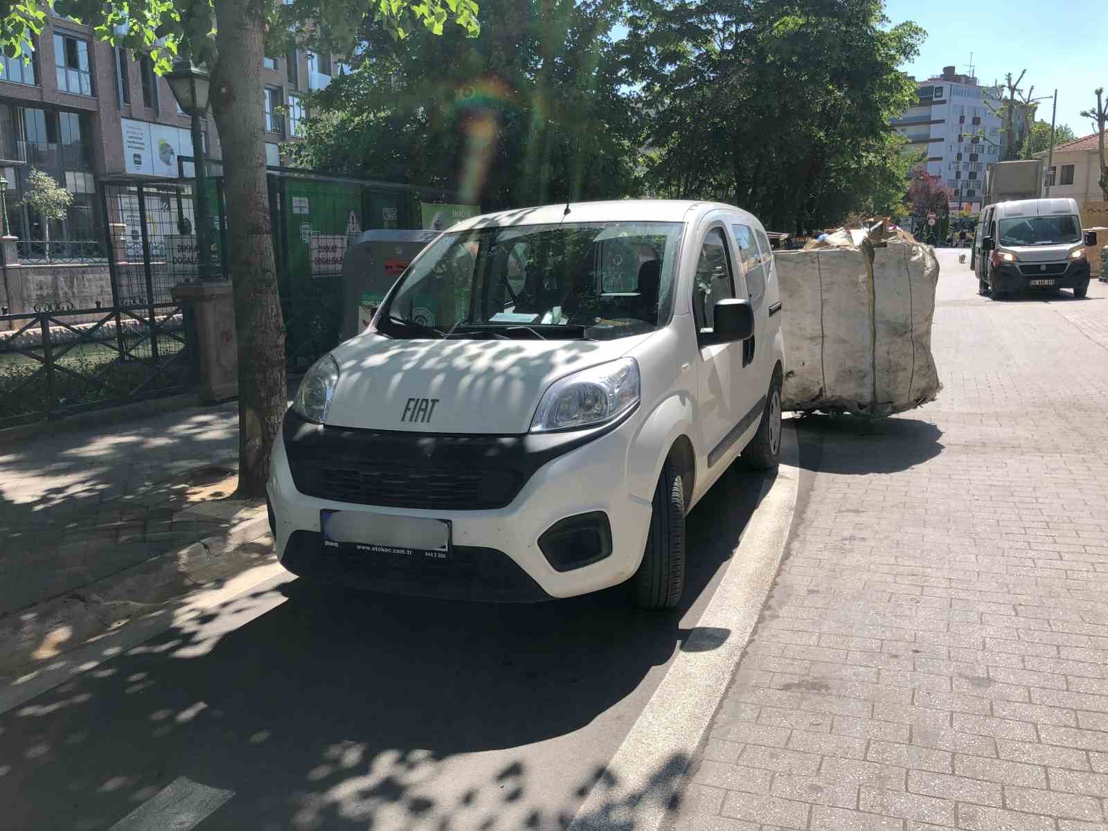 Yeni bisiklet yoluna araç engeli