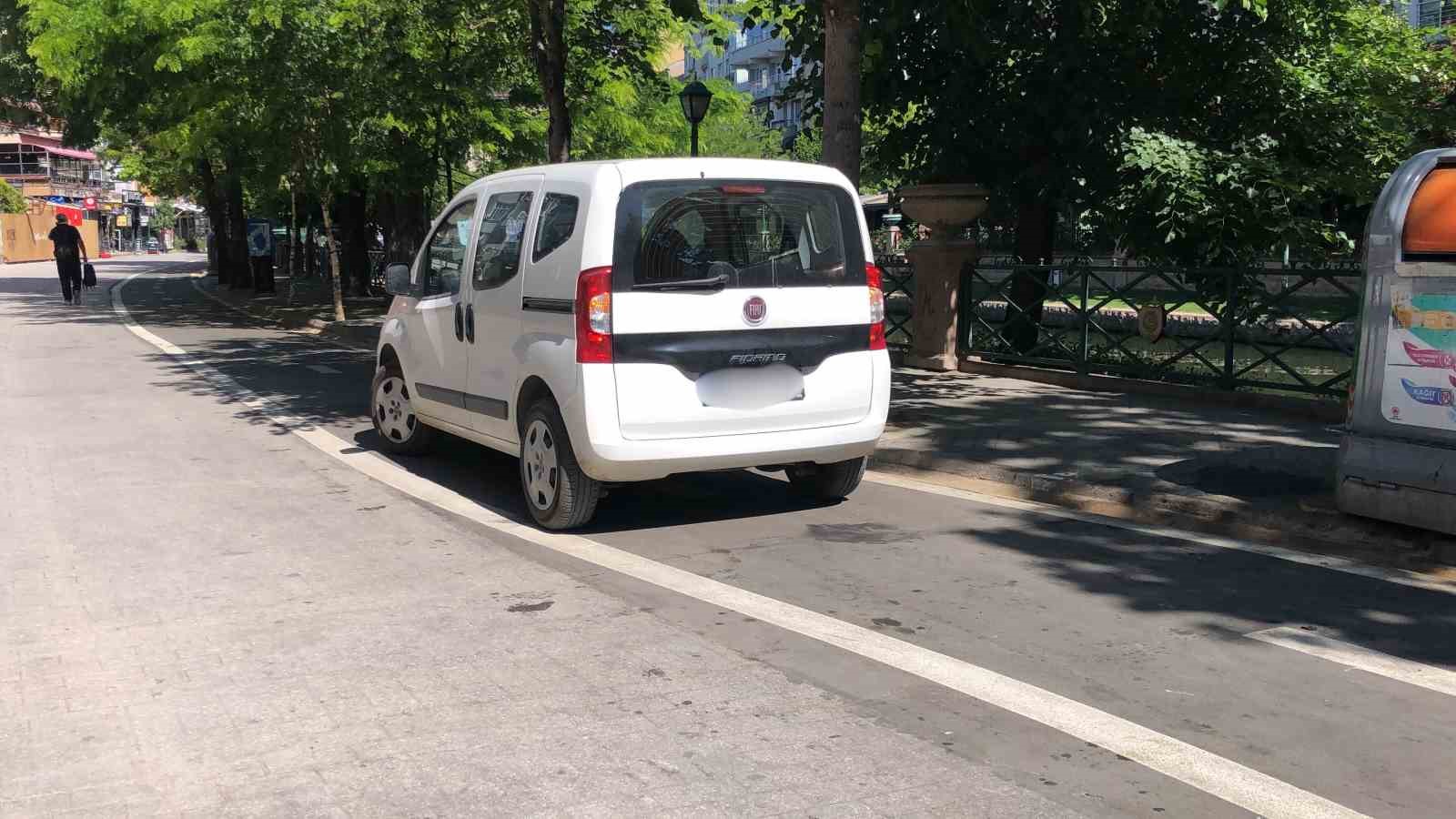 Yeni bisiklet yoluna ara&ccedil; engeli
