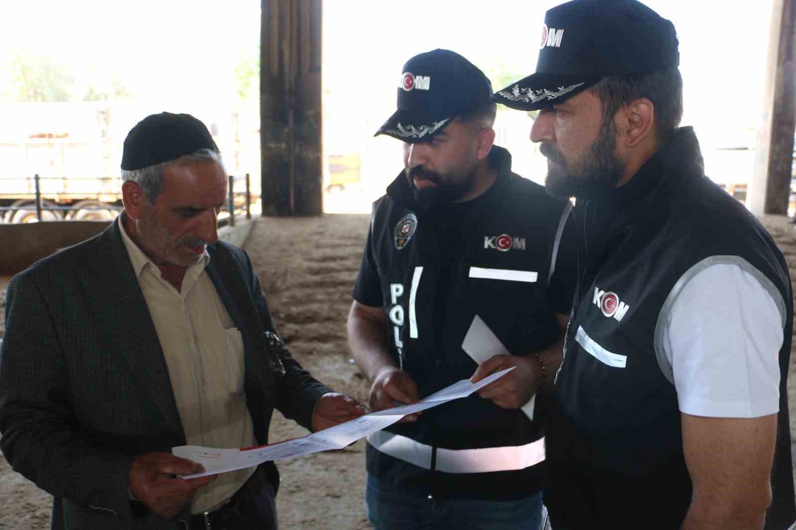 Diyarbakır Canlı Hayvan Borsası’nda satıcılar sahte para konusunda bilgilendirildi