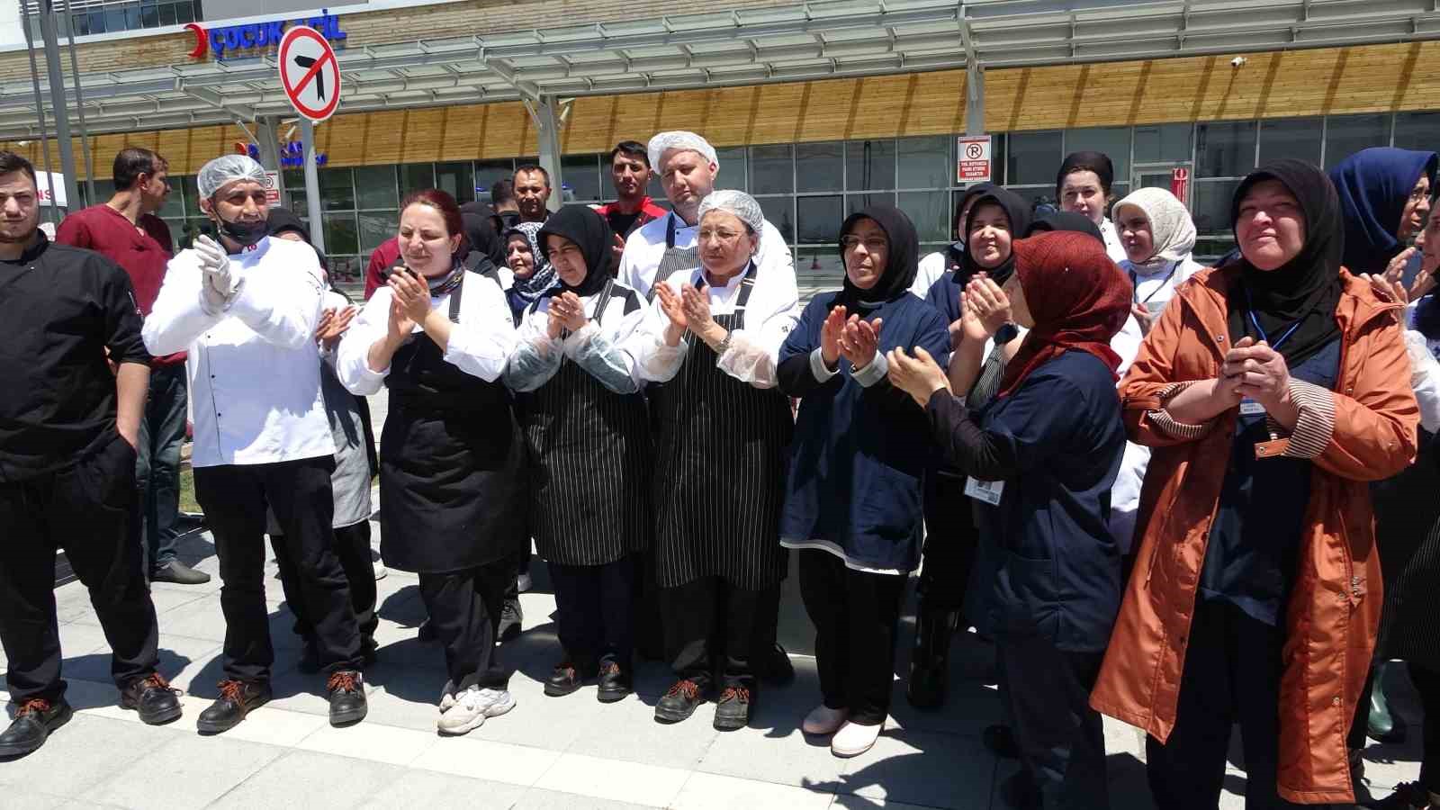 Kütahya’da hastane yemekhanesi taşeron çalışanlarından eylem