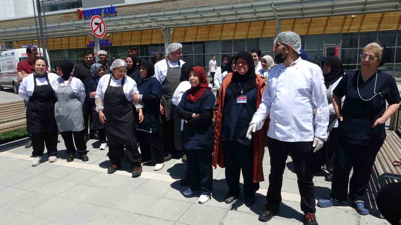 K&uuml;tahya&rsquo;da hastane yemekhanesi taşeron &ccedil;alışanlarından eylem
