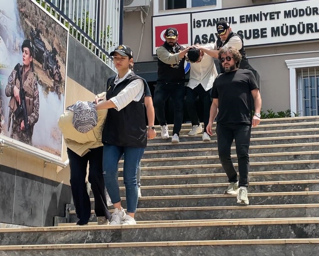 Mezarlıkta &ouml;l&uuml; bulunan bebeğin annesi ile hastaneden &ccedil;ıkış anları ortaya &ccedil;ıktı
